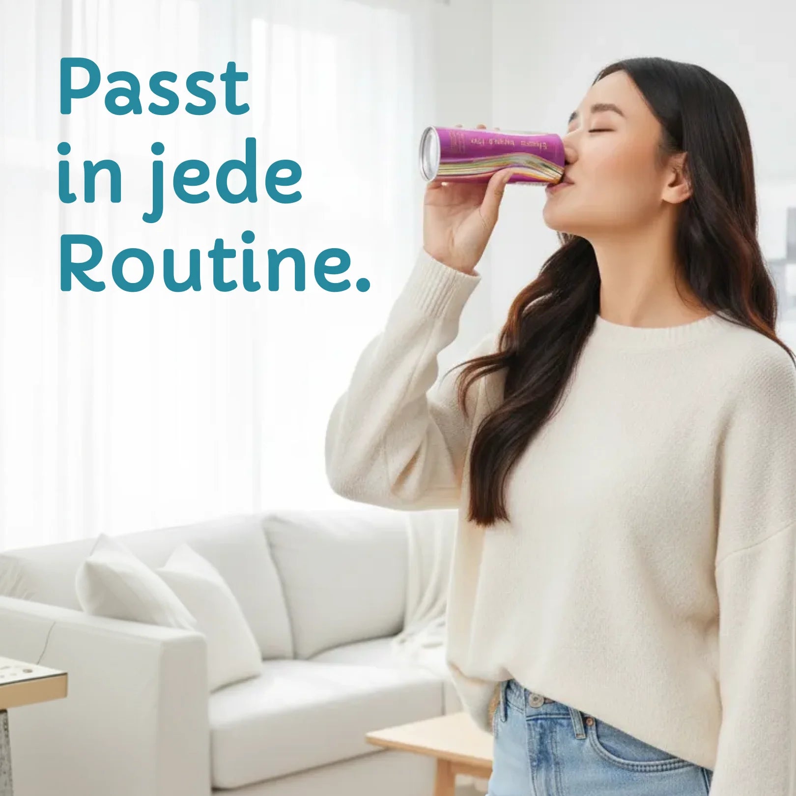 Frau trinkt ShareAqua d´Oro® Getränk in hellem Wohnzimmer