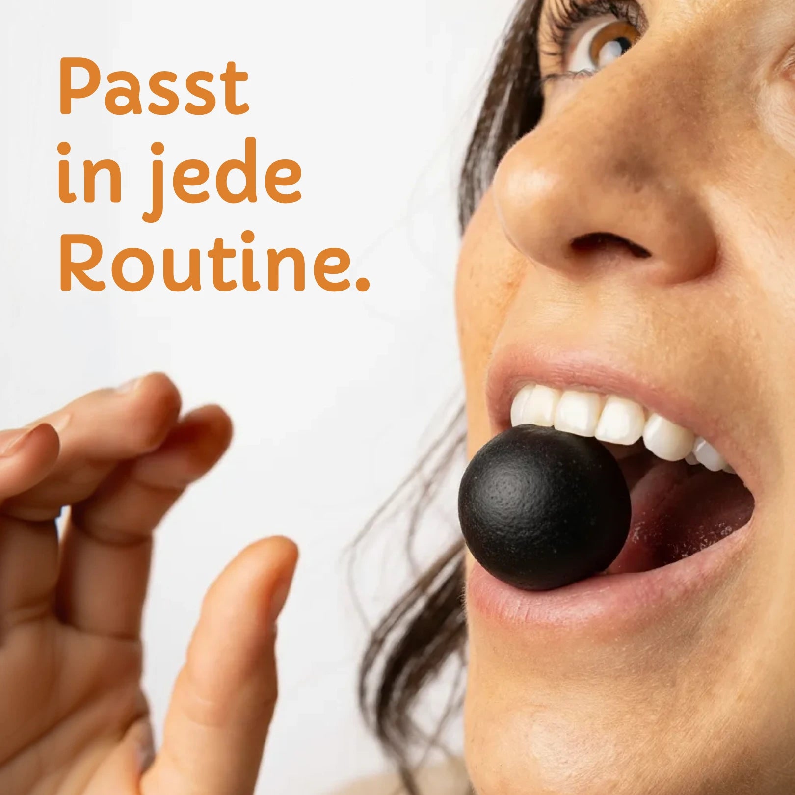 SharePomelozzini® Pralinen – Frau genießt eine Praline als Teil ihrer täglichen Routine